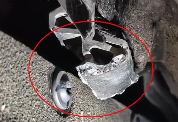 网上配资门户网 电池包断个卡扣却把整车定了报废，车主崩溃，以换代修实在太离谱